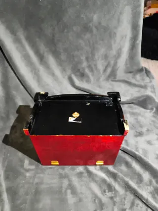 Joyero chino antiguo con escenas corcho tallado