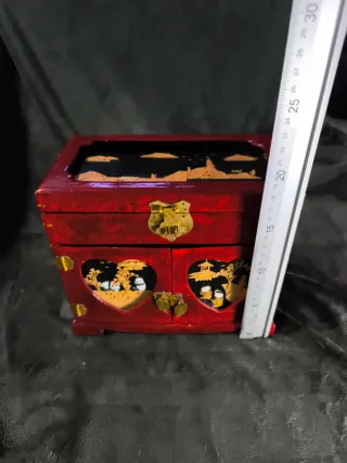 Joyero chino antiguo con escenas corcho tallado