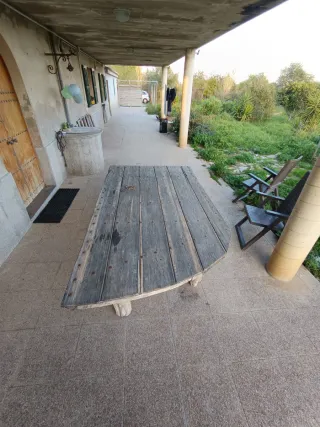 Mesa de terraza de madera. Puerta de portassa.