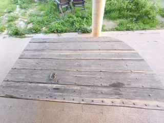 Mesa de terraza de madera. Puerta de portassa.