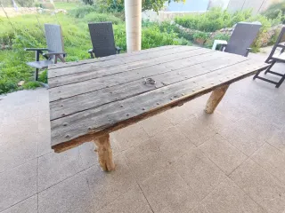 Mesa de terraza de madera. Puerta de portassa.