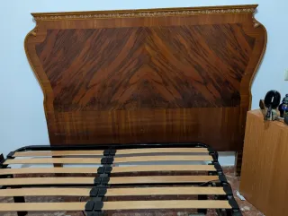 Cabecero de cama de madera con detalles