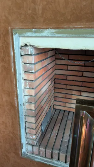 Marco de chimenea metálico dorado