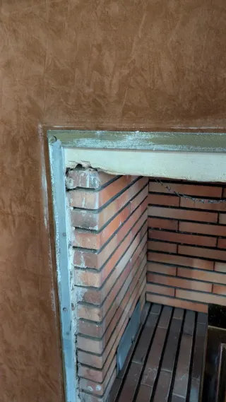 Marco de chimenea metálico dorado