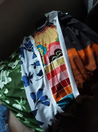 Tessuto con stampe floreali e geometriche