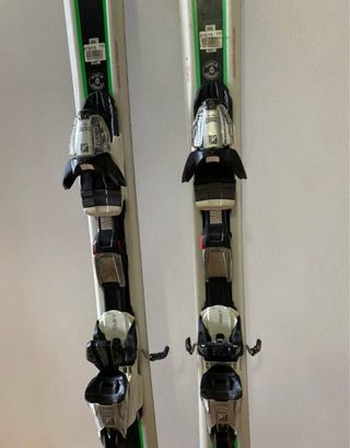 Esquís Volkl 80 con fijaciones