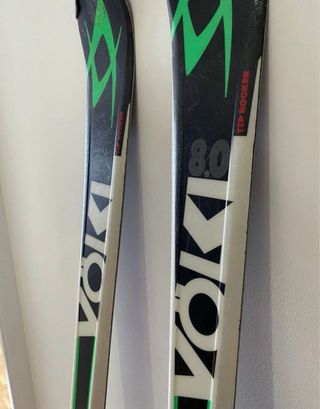 Esquís Volkl 80 con fijaciones