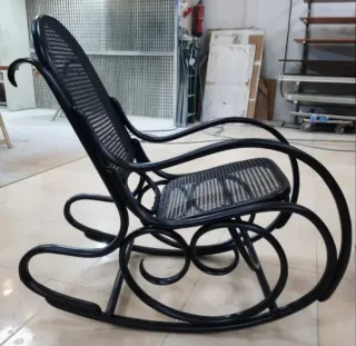 Mecedora antigua de ratán y madera