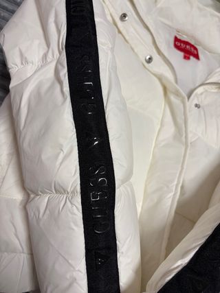 Plumífero Guess Blanco con Rayas Negras