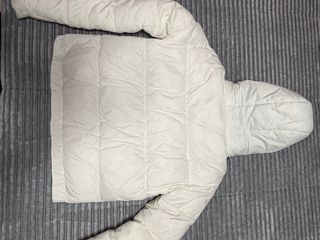 Plumífero Guess Blanco con Rayas Negras