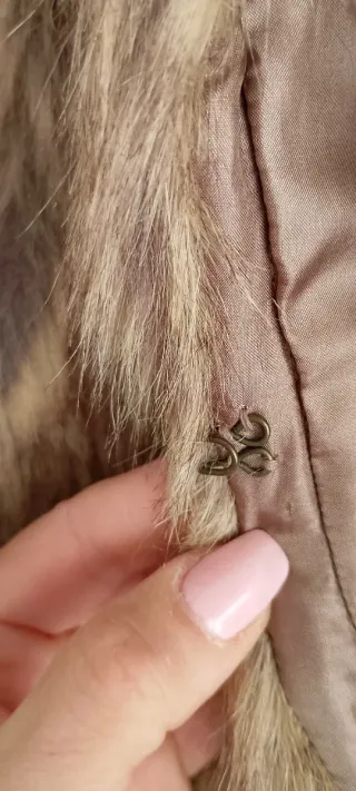 Chaleco de pelo marrón y gris