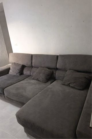 Sofá cheslong gris en buen estado