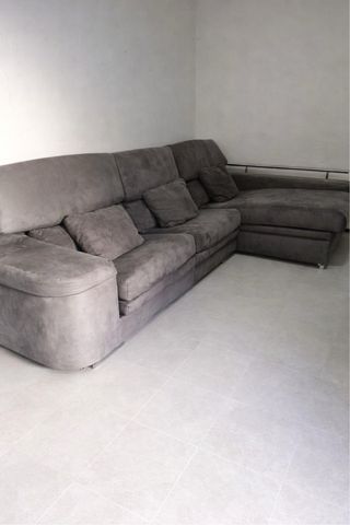 Sofá cheslong gris en buen estado