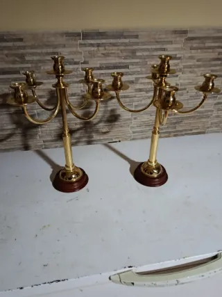 Candelabros dorados para velas