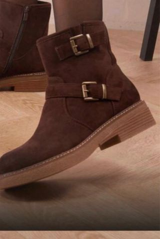 Botines marrones con hebillas