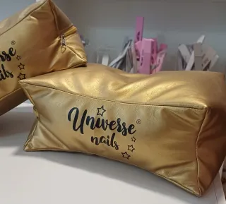 Apoya brazos dorado para manicura