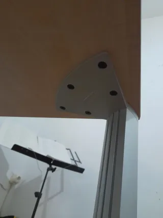 Escritorio grande de madera y metal