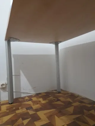 Escritorio grande de madera y metal