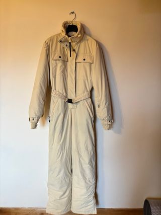 Mono de esquí amarillo pastel con cinturón