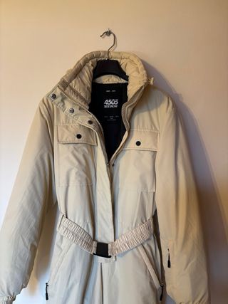 Mono de esquí amarillo pastel con cinturón