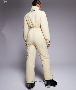 Mono de esquí amarillo pastel con cinturón