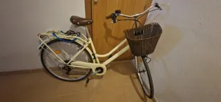 Bicicleta de paseo color crema