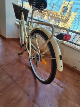 Bicicleta de paseo color crema