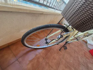 Bicicleta de paseo color crema