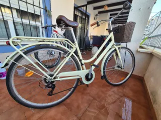 Bicicleta de paseo color crema