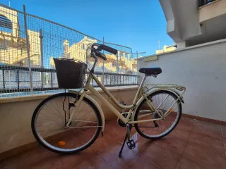 Bicicleta de paseo color crema