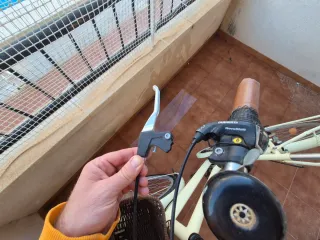 Bicicleta de paseo color crema