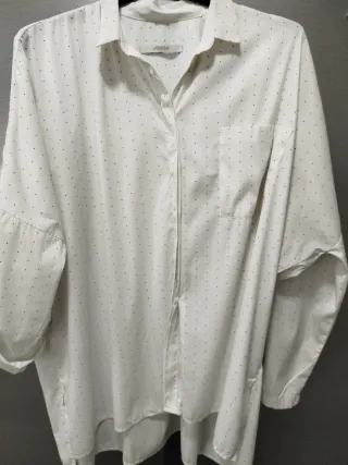 Blusa Uterqüe blanca con topitos