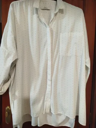 Blusa Uterqüe blanca con topitos