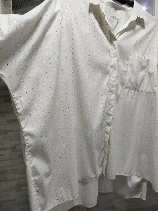 Blusa Uterqüe blanca con topitos