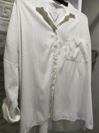 Blusa Uterqüe blanca con topitos