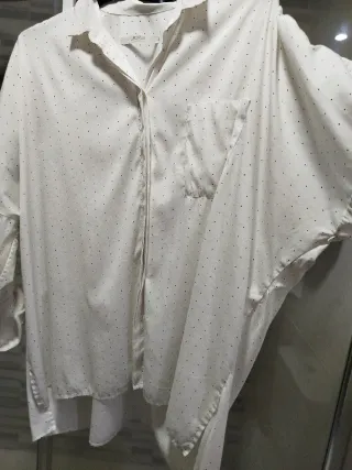 Blusa Uterqüe blanca con topitos