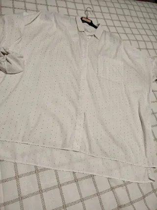 Blusa Uterqüe blanca con topitos