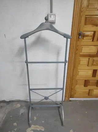 Perchero de pie gris