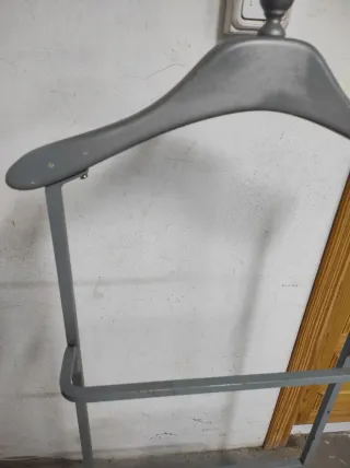 Perchero de pie gris