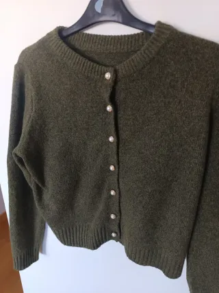 Cárdigan verde con perlas