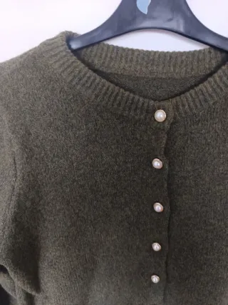 Cárdigan verde con perlas
