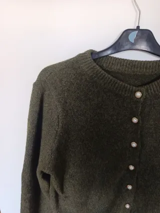 Cárdigan verde con perlas