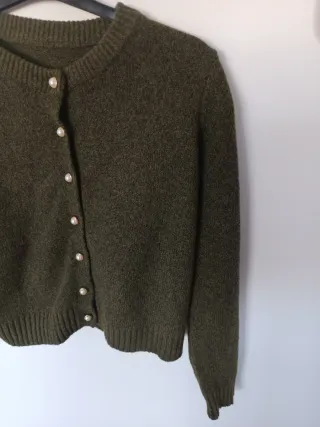 Cárdigan verde con perlas