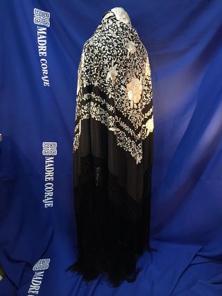 Mantón de Manila bordado