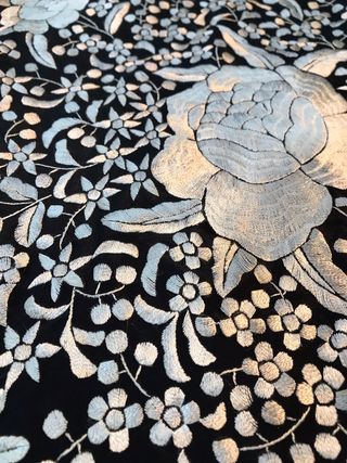 Mantón de Manila bordado
