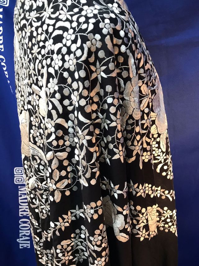 Mantón de Manila bordado