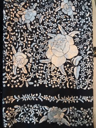 Mantón de Manila bordado