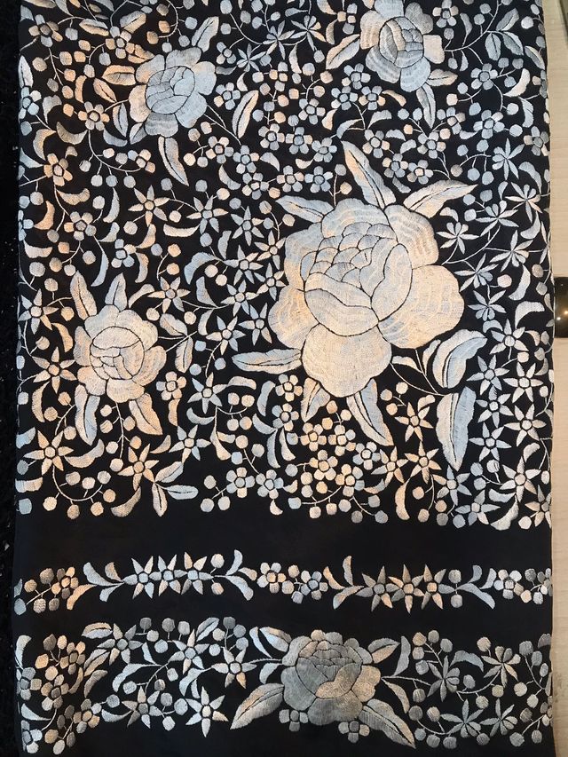 Mantón de Manila bordado