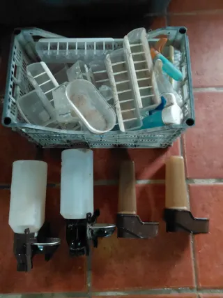 Lote de comederos y bebederos y nidos para aves