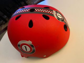 Casco infantile rosso con design